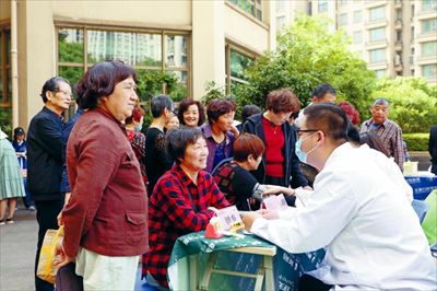 東南醫(yī)院醫(yī)生正在為居民提供健康咨詢服務(wù)